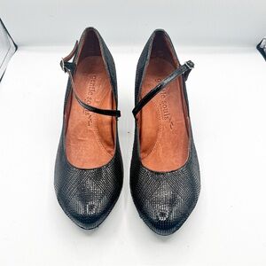 Gentle Souls Black Textured Heels Sz 7